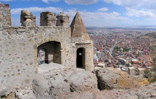 AFYONKARAHSAR: lk ismi KARAHSAR-I SAHB. Sahib, bir Seluklu veziri. Cumhuriyet&#8217;in ilk yllarnda Afyonkarahisar, daha sonra ksaca Afyon oluyor. 2005&#8217;te ise bu karkl gidermek iin karlan kanunla Afyonkarahisar ismini alyor.