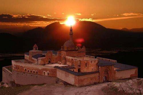 ARI: lk ad BAYAZIT. 1920&#8217;de Erzurum&#8217;dan ayrlyor ve Bayazt oluyor.  Cumhuriyet, Osmanl padiahlarna &#8220;yoz&#8221; dedii iin Bayazt ismi 1926&#8217;da KARAKSE adn alyor. 1938&#8217;de Ar oluyor. Kelimenin asl, Aori. ADANA: 1926&#8217;ya kadar KOZAN. 1926&#8217;da Kozan ileye dntrlyor. Yine CEBELBEREKET ismiyle o blgede bir il daha var. 1933&#8217;te Cebelibereket lavoluyor ve ileleriyle birlikte Adana&#8217;ya balanyor. Adana ilinin ad 1933&#8217;te deitirilerek SEYHAN isimli bir il haline geliyor. 1956&#8217;da Seyhan, Adana oluyor.