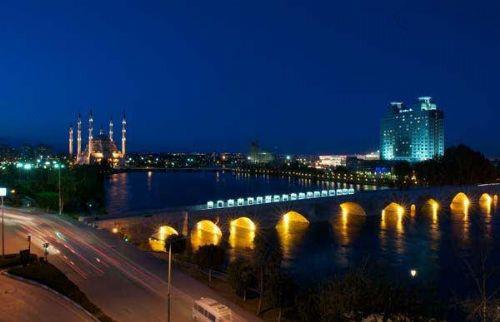 ADANA: 1926'ya kadar KOZAN. 1926'da Kozan ileye dntrlyor. Yine CEBELBEREKET ismiyle o blgede bir il daha var. 1933'te Cebelibereket lavoluyor ve ileleriyle birlikte Adana'ya balanyor. Adana ilinin ad 1933'te deitirilerek SEYHAN isimli bir il haline geliyor. 1956'da Seyhan, Adana oluyor.