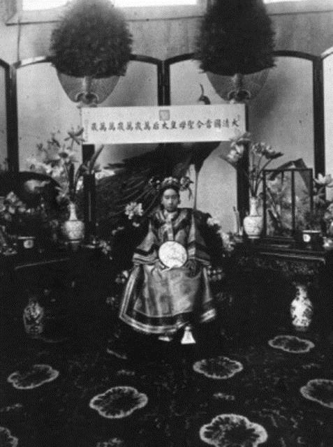 <p>Qing Hanedan</p>    in'in en son imparatorluu. lke bu sistem yklp 1912 ylnda Cumhuriyet'e geince 1500 yllk ynetim ekli deimi oldu.