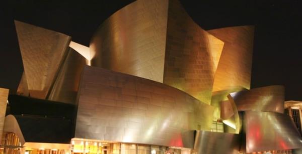 <br><b>Walt Disney Konser Salonu ? Los Angeles, ABD</b></br>  Walt Disney'in ei Lillian Disney 1987 ylnda Los Angeles halkna 50 milyon dolar balayarak, yeni bir gsteri merkezi yaplmas projesine ilk tulay koydu. Yapmna 1999'da, Lillian'n lmnden 2 yl sonra balanan bina 2003'de hizmete ald ve toplam maliyeti 240 milyon Dolar' buldu.