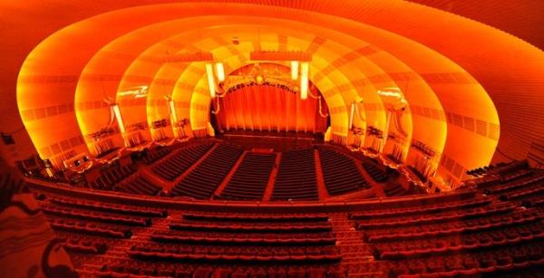 <br><b>Radio City Music Hall-New York, ABD</b></br>  1932 Ylnda hizmete alan bina Rockefeller Center'da yer alyor ve konser salonunun kendine zg dekoru 1978 ylnda New York ehrinin kltr miras olarak tescil edilmi.