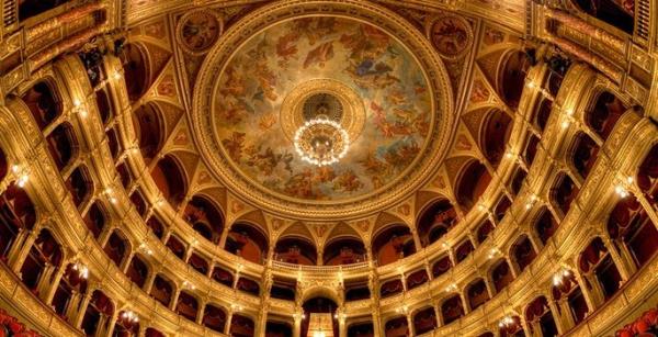 <br><b>Macaristan Devlet Operas ? Budapete, Macaristan</b></br>  1884 Ylnda hizmete giren bina Avusturya-Macaristan mparatoru Franz Joseph tarafndan yaptrld ve inas 9 yl srd. Bina 1980'de 4 yl srecek olan bir restorasyonla yenilendi ve hizmete giriinin 100. Yl olan 1984'de tekrar kaplarn at.