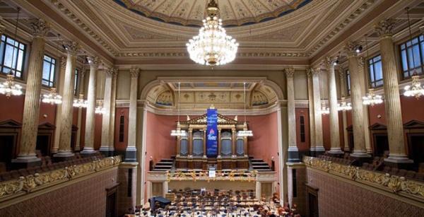 <br><b>Rudolfinum ? Prag, ek Cumhuriyeti</b></br>  Josef Ztek'in tasarlad bina neo-rnesans tarznda dizayn edilmi ve 1885 ylnda hizmete ald. Bina 1946 ylndan beri ek Flarmoni Orkestras'na ev sahiplii yapyor.