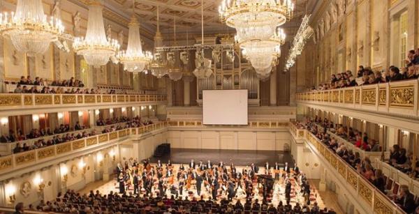 <br><b>Konzerthaus Berlin ? Berlin, Almanya</b></br>  1821'de alan binann inaat 3 yl srd ve tiyatro olarak hizmet veren yapnn ilk ismi Schauspielhaus Berlin'di. kinci Dnya Sava'ndan sonra ok amal konser salonu olarak kullanlmaya balanan bina 1994 ylnda bugnk adna kavutu.