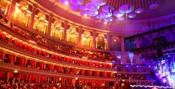 <br><b>Royal Albert Hall ? Londra, ngiltere</b></br>    Tamamen balarla yaplan binay 1871 ylnda Kralie Victoria hizmete at. Bina o gnden bu yana ylda yaklak 350 etkinlie ev sahiplii yapyor.