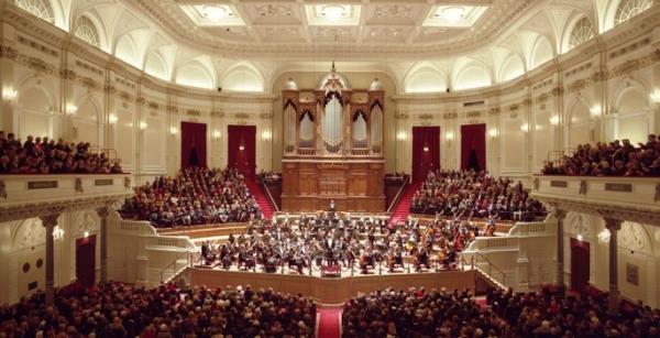 <br><b>Concertgebouw-Amsterdam, Hollanda</b></br>  Leipzig'deki Gewandhaus'dan esinlenilerek tasarlanan binann mimar Adolf Leonard van Gendt. Bina 1888 Ylnda hizmete girmi ve hala hizmet vermeye devam ediyor.