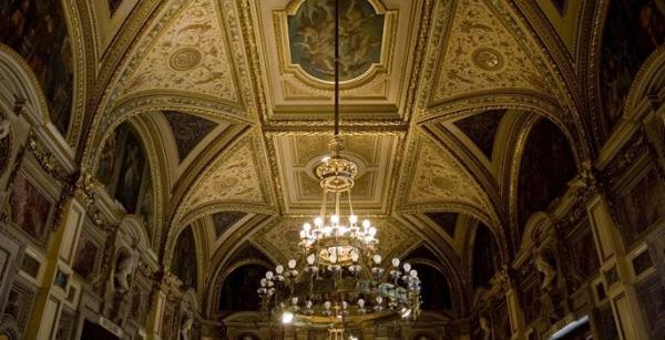 <br><b>Viyana Devlet Operas -Viyana, Avusturya</b></br>    1869 Ylnda Hizmete alan binay ek mimar Josef Hlavka tasarlad. Asl ismi Wiener Hofoper olan bina, 1920 ylnda Habsburg'larn gidiinden sonra Viyana Devlet Operas adn ald.