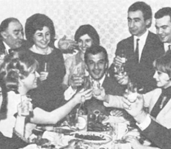 Bi mehur olamadm diye zlenler!  <br>Sadri - olpan Alk ifti, arkalarnda Ali en, ei ve oullar gen ener en...</br>