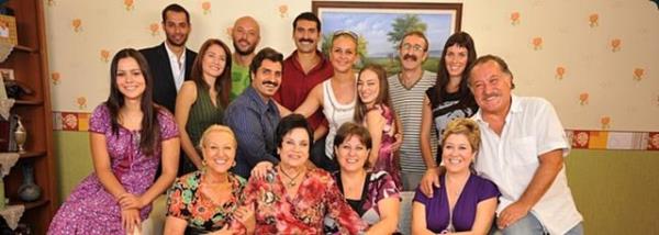 <br>2000</br>  <br><b>Bizim Evin Halleri</b></br>  Trkiye'nin en uzun sren dizilerinden biri Bizim Evin Halleri. Aile ilikilerini konu alan dizi 1680 blmn sonunda ekranlara veda etmiti. Bu srete izlemediimiz ihanet, olay, aile kavgas kalmad tabii