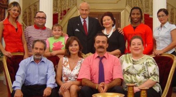 <br>2002</br>  <br><b>En Son Babalar Duyar</b></br>  Bir durum komedisi olan dizide klasik bir Trk ailesinin her eyi babalarndan saklama abalar ve ilerin her defasnda sarpa sarmas konu ediliyordu.