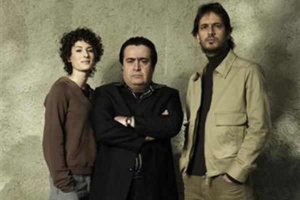 <br>2005</br>  <br><b>Hrsz Polis</b></br>  Hrsz Polis, barollerini Uur Ycel, zlem Dvenciolu ve Timuin Esen'in oynad Kanal D'de yaymlanm dizidir.