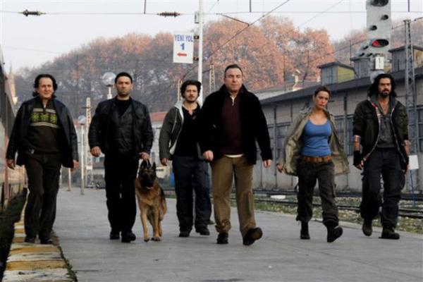 <br>2006</br>  <br><b>Arka Sokaklar</b></br>  Torunlarmzn da izleyeceinden korktuumuz ve artk bitsin diye beklediimiz dizinin u an 9. sezonu yaynlanyor.