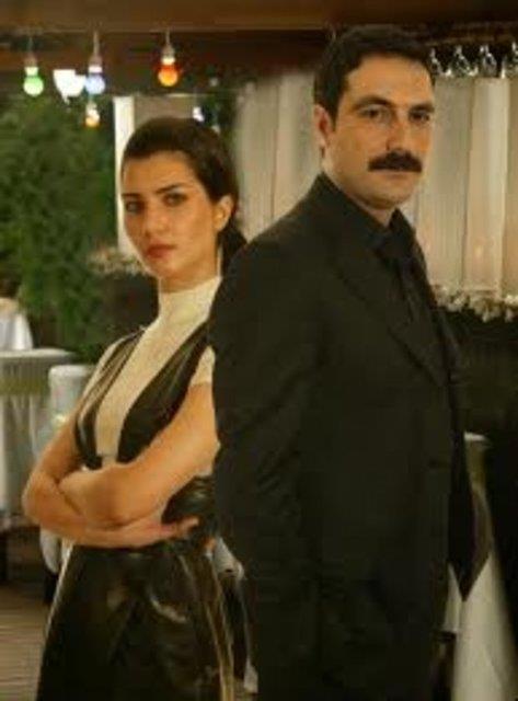 <br>2006</br>  <br><b>Ihlamurlar Altnda</b></br>  Bu diziden ok jenerik mziini bir zamanlar vapur iskelelerinde alndan hatrlayabilirsiniz. Hatrlamak isteyenleri buraya alalm.