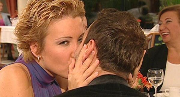 <br>2000</br>  <br><b>Evdeki Yabanc</b></br>  Evdeki Yabanc, yapmcln Abdullah Ouz'un, ynetmenliini mm Burhan ve Erdoan Engin'in yapt; barollerini Berna Lain, Tardu Flordun, Oya Aydoan ve Aliye Uzunataan'n paylat dizi.