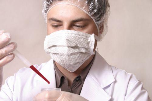 Sinir dokularnn kanserli hcreler tarafndan istilas sonucu ortaya kan bu tip arlarn tedavisi olduka zor gerekleiyor. Bu arlar srekli, yanc veya aralkl bak saplanmas eklinde oluyor. lgili blgede uyuma, karncalanma, kas gc kayb gibi belirtiler ortaya kyor.