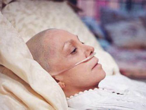 Omuriliin istilas sonucu kollarda ve bacaklarda gszlk, fel, idrar veya dk tutamama gibi ikyetler de gzlenebiliyor. Mide, barsak gibi ii bo organlarn veya karacierdeki safra yollarnn kanserli hcrelerle tkanmas sonucu ok iddetli arlar ortaya kyor.