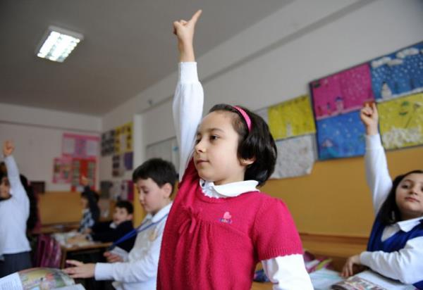 Eitimci problem retici deil, problem zc olmaldr. i laf ve tenkide dkp eksik ve gedik aramak yerine, hdiselere yapc bir ruhla ve mspet bir bak asyla yaklaabilmelidir.