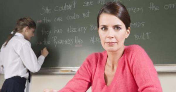 Eitimci dersine, bir mabede girer gibi hrmetle girmeli, en mhim malzemesinin de, muhabbet ve alka olduunu bilmelidir.