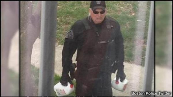 Boston'da bir polis memuru, tecritte olan ocuklu ailenin evine tecrit boyunca her gn, st gtrd.