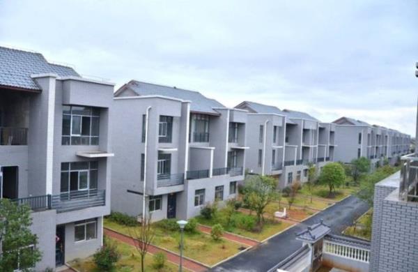 Milyoner iadam Xiong Shuihua hayrna doduu ky ykarak lks villalar yaptrd.