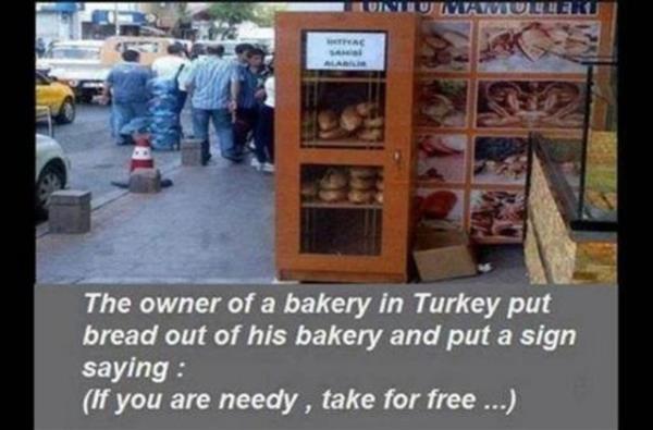 Trkiye'de bir bakkaln ekmek dolaplarndan birinde "ihtiya sahibi alabilir" yazyor.
