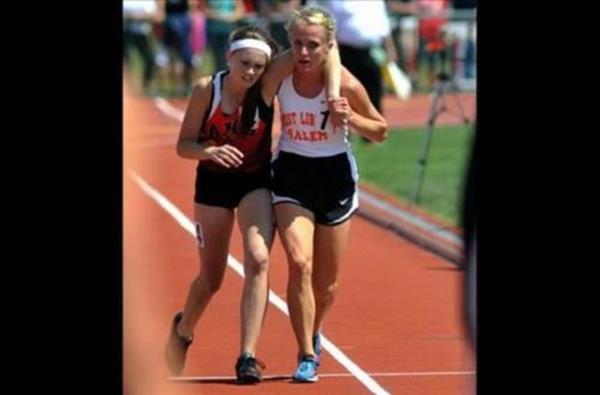 17 yandaki atlet Meghan Vogel, biti izgisine varmas iin rakibine yardm ediyor.