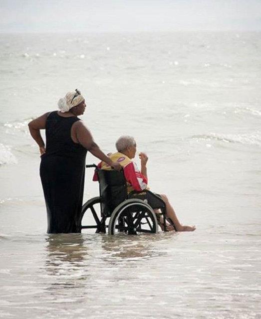 Yryemeyen annesini okyanusa getiren bir kadn.