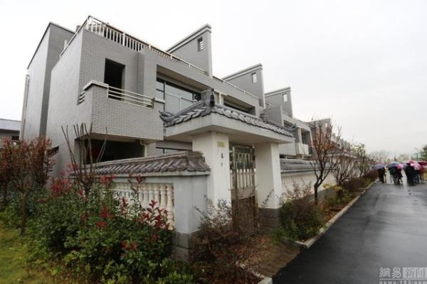 elik sektrnde milyonlar kazanan Shuihua, kydeki 72 aileye yapt lks villalar bedavaya verdi.