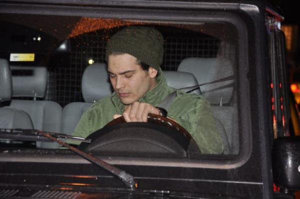 <p><b>aatay Ulusoy</b></p>     nl oyuncu aatay Ulusoy, 1990 doumlu olduu iin bedelli askerlik yapamayacak.