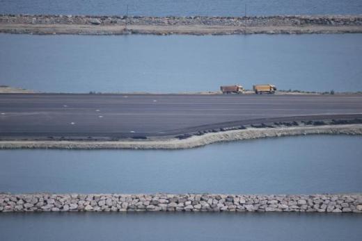 "Avrupa'nn tek, dnyann drdnc deniz zerine yaplacak havaliman olan Ordu-Giresun Havaliman, Trabzon ve Samsun havalimanlarnn tam ortasnda yer alyor. ki havalimanna da yaklak 170 kilometre mesafede yaplan bu projede almalar 24 saat esasna gre srdrlyor. Yaklak 3 bin metre olacak pistin bin 800 metresi geildi. Geilen bin 800 metrenin bin metresinde ise scak asfalt almalar tamamland. Bu asfalt iin ise alana 20 bin ton scak karm dklm olup, toplamda da havaliman inaatna 13 milyon ta dkld. Havaliman inaatnda 24 saat esasna gre almalar sryor. Projede 90 kamyon ta ocaklarndan inaat alanna ta tayor."
