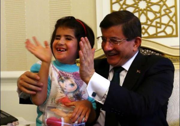 Babakanmz Davutolu: "Esas gz nerede biliyor musun?"    Elmas Grpnar: "Gz kalpte"