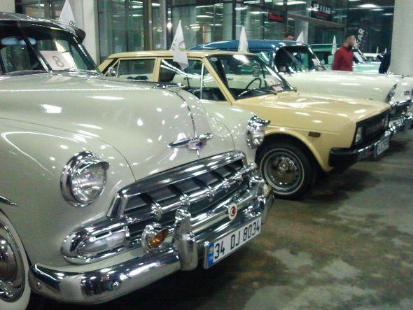 Klasik otomobil tutkunlar sergiye akn ederken fotoraf ektirmeyi de ihmal etmedi.