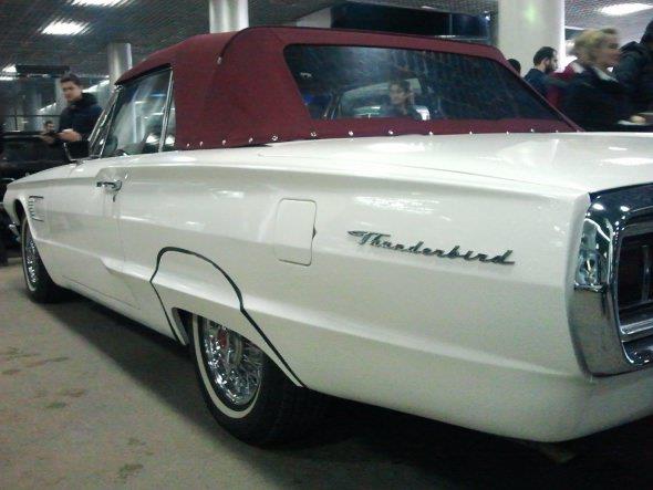 Klasik otomobiller ise grenleri hayran brakt.