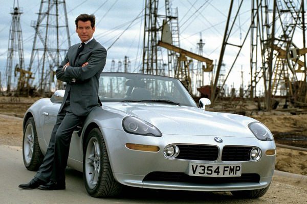 <br><b>19- Dnya Yetmez (1999)</b></br>  James Bond, BMW'den vazgemiyor ve The World is Not Enough filminde BMW Z8 E52'yi tercih ediyor.