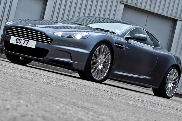 <br><b>21- Casino Royale (2006)</b></br>  Yepyeni 007 Daniel Craig, ngiliz tarzndan dn vermiyor. James Bond zorlu maceraya Aston Martin DBS'yle atlyor.