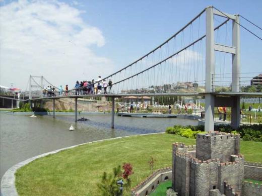 Trkiye'yi buraya sdrdlar; Trkiye&#8217;nin ilk minyatr park olan Miniaturk, toplam 60.000 metrekare alan zerine kurulmutur. Miniaturk&#8217;te, 15.000 metrekare maket alan, 40.000 metrekare yeil ve ak alan, 3.500 metrekare kapal alan, 2.000 metrekare havuz ve suyolu, 500 aralk otopark yer almaktadr. Miniaturk&#8217;n genel konseptine uygun olarak maket alannda ince tekstrl imler, bodurlatrlm bitkiler ve bonzailer kullanld. Maketlerin yerlerine alnmasnn ardndan imler serildi ve bitkiler dikildi.