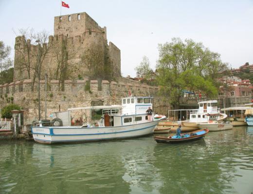 Anadoluhisar ve Gksu deresi; Hisardan sonra, Fatih Kprsnn Asya kulesinin bulunduu Kanlca semtinde mehur sahil kahvelerinde oturabilir yourdunu yiyebilirsiniz.