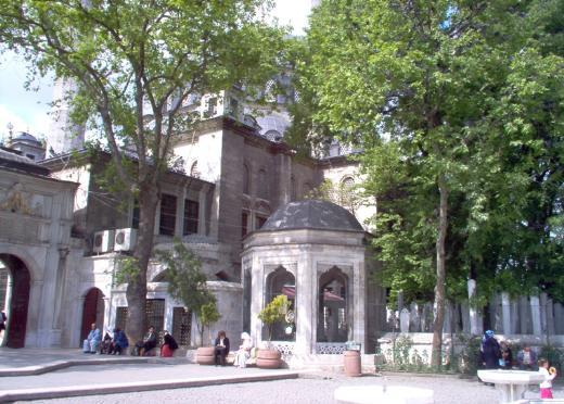 Eyp Sultan Camii'nin yanndaki mezarlklarn arasndan upuzun merdivenlere karken de Hali'i seyredebilir ve yolun sonunda da asrlk tarihi ile Pierre Loti Kahvesi'nde kahve iebilirsiniz... 19. yzyln sonlarna kadar Rabia Kadn Kahvehanesi olarak bilinen ve sonra Pierre Loti'nin kahveyi mesken tutmasndan sonra Pierre Loti Kahvesi olarak anlan kahve yllardr aklarn buluma mekan...