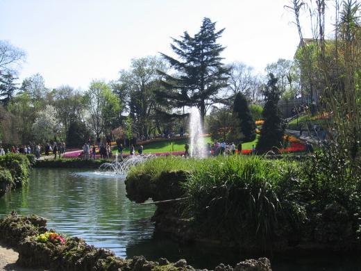 Emirgan Park; ocuklarn doa ile yakn bir gn geirmesi iin ok uygun bir park. Parkta bulunan Sar Kk ve Beyaz Kk grlmeye deer.