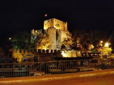 Anadoluhisar ve Gksu deresi; Bir dier tarihi yap olan Anadoluhisar, Rumelihisar ile kar karya. Anadoluhisar'nda civardaki kafelerde oturabilir, yemek yiyebilir ya da Gksu Deresi'nin yaknlarnda gezinti yapabilirsiniz.
