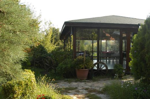 Polonezky; Bir tara atmosferinde yemek yemek, trafik kargaasndan uzak bir yry yapmak istiyorsanz, stanbul Beykoz ilesinin bu irin beldesi Polonezky'de birka saat geirebilirsiniz. stanbul'un arka bahesinde doann yeilini korumay baard, insann gerekli saygy grd nadir yerlerden biridir Polonezky.