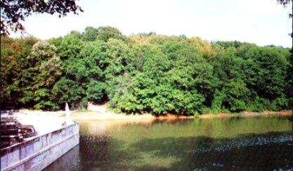 Belgrad Orman iindeki mesire yerleri de unlar; Ayvad Bendi, Binba emesi, Falih Rfk Atay mesire yeri, Fatih emesi mesire yeri, Irmak mesire yeri, Kirazlbent mesire yeri, Kmrcbent mesire yeri, Kurt Kemeri mesire yeri, Mehmet Akif Ersoy mesire yeri, Neet Suyu mesire yeri.