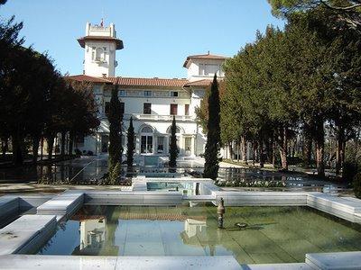 Hidiv Kasr; n Avrupa&#8217;ya kadar giden giden zel ve stanbul&#8217;un en byk gl bahesine sanip olan Hidiv kasr, harika bir Boaz manzarasna da sahip.