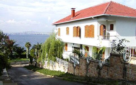 Knalada; stanbul Adalar iinde en kklerinden biridir. nar Tepesi, Tevikiye Tepesi ve Manastr Tepesi olmak zere  tepesi vardr. Knalada'da, ok kayalk olmas nedeniyle, aalk bulunmamaktadr. Bizans dneminde, surlarn yapm iin buradaki kayalklardan ta getirildii bilinmektedir. Adadan kartlan talar nedeniyle arazi bozulmutur. Adada en ok dikkat eken zellik, nar Tepesi'ndeki byk radyo ve televizyon antenleridir. Ada, gemite suyu ve elektrii de olmad iin dier adalardan ok daha sakindir.