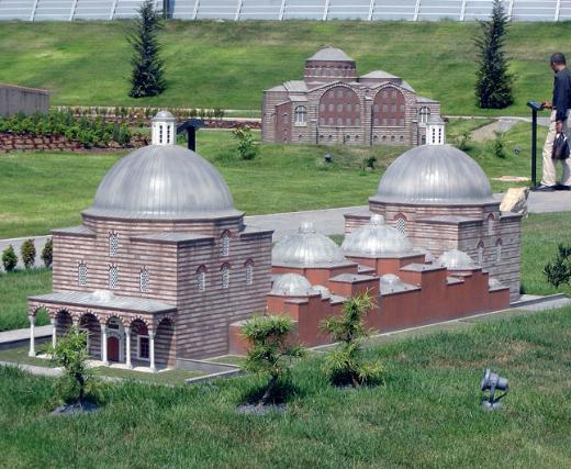 Miniaturk&#8217;te, bir ak hava mzesi atmosferinde sergilenen maketlerin yan sra, ziyaretilerin hoa vakit geirmesini salamak amacyla farkl mekanlar da tasarlanmtr; 400 kiilik oturma kapasitesiyle amfitiyatro, Miniaturk&#8217; hatrlatacak hediyelik eyalarn sata sunulduu alveri merkezi, kk ziyaretilerimizin ilgisini ekecek oyun alan, satran ve labirent bunlardan bazlardr.