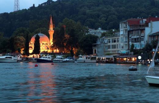 Bebek Sahili'nde Gezinti; stanbul'un en popler ve lks semtlerinden Bebek, sahili ile bir pazar sabah yry iin muhteem bir alternatif. Geceleri de ehir klaryla son derece hareketli olan Bebek Sahili'nde deniz kenarnda balk yiyebilirsiniz.