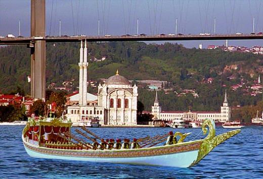 Balat'ta Saltanat Kay; stanbul'un en eski semtlerinden birisi olan Balat'da Saltanat Kay'na binebilir, Zeyrek Blgesini ve Bulgar Kilisesini grebilirsiniz.