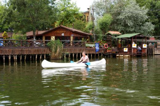 Ava'da nehir gezintisi; Ava, iki yannda akan Gksu ve Yeilay nehirleri, yan cephesindeki hi kirlenmemi denizi ve yeilliiyle tam bir doa harikas. stanbul&#8217;a 97 km uzaklkta.