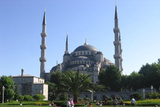 Sultanahmet'te kfte; Sultanahmet deyince akla camiiden ve turistlerden sonra gelen ilk eydir belki de. stanbul'da yaayp ya da Sultanahmet'e gidip te orada kfte yememek stanbul'lular iin kayptr.